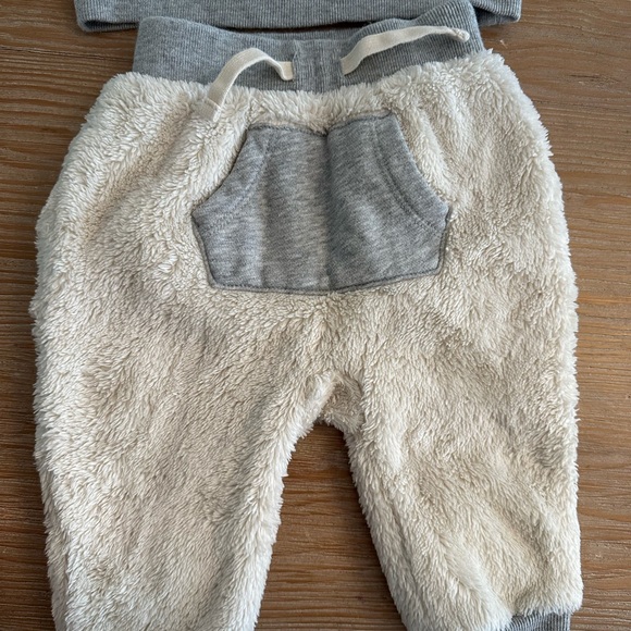 Gap fuzzy polar bear outfit - Picture 3 of 5